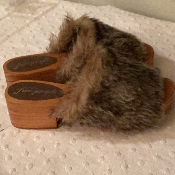 COPY - N N B FREE people, brown blond faux fur platforms block heel wooden sand… - Picture 7 of 9